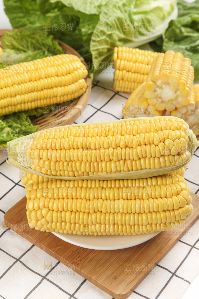 木板上的玉米棒