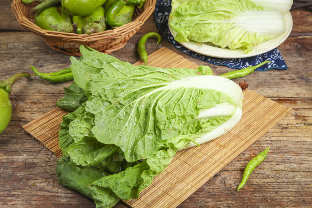 木板上放着白菜