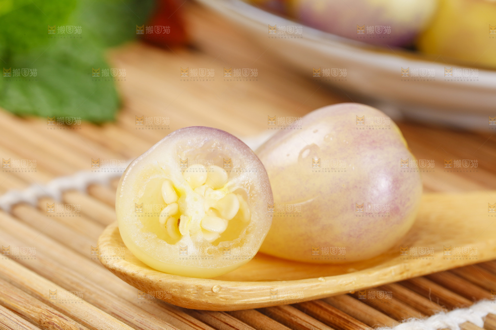 竹底上的广西七彩椒
