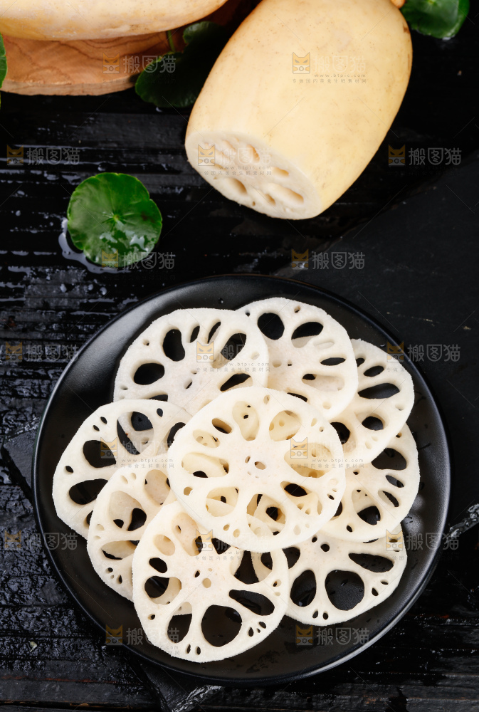 黑底上放着一盘切片九孔莲藕