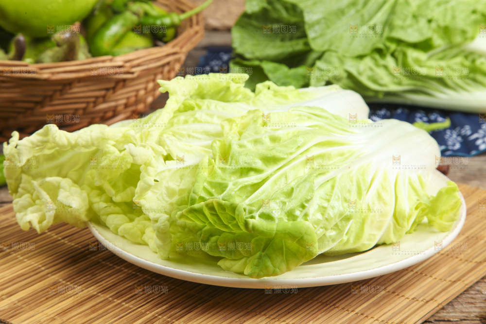 木板上放着白菜