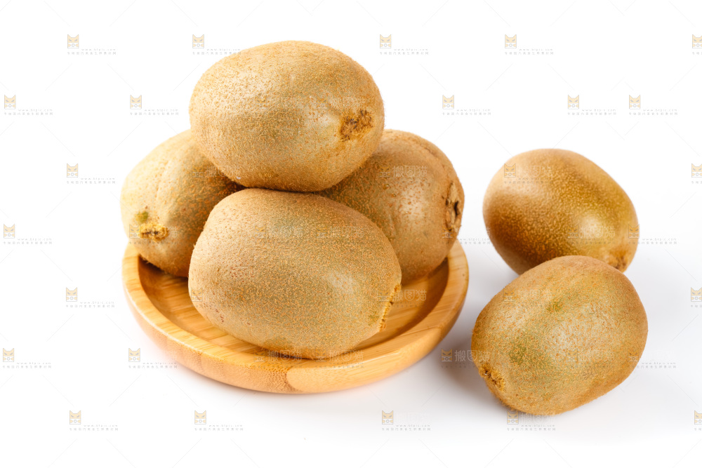 盘子里装翠香绿心猕猴桃