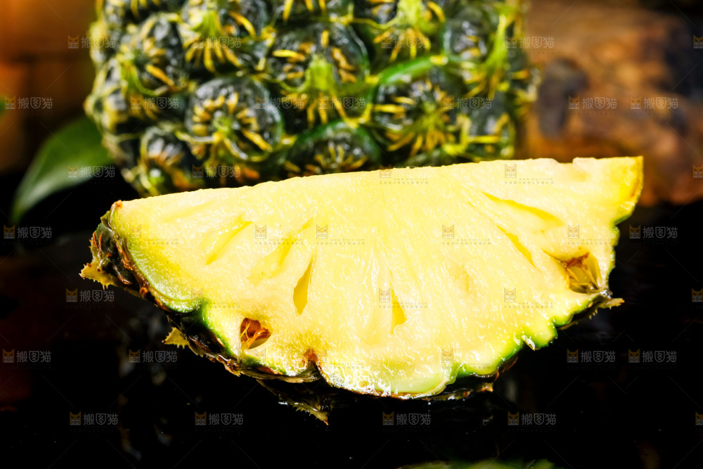 黑石板上的泰国香水小菠萝
