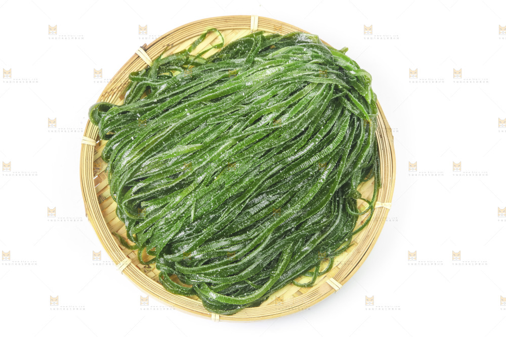 白底上的盐渍海带丝