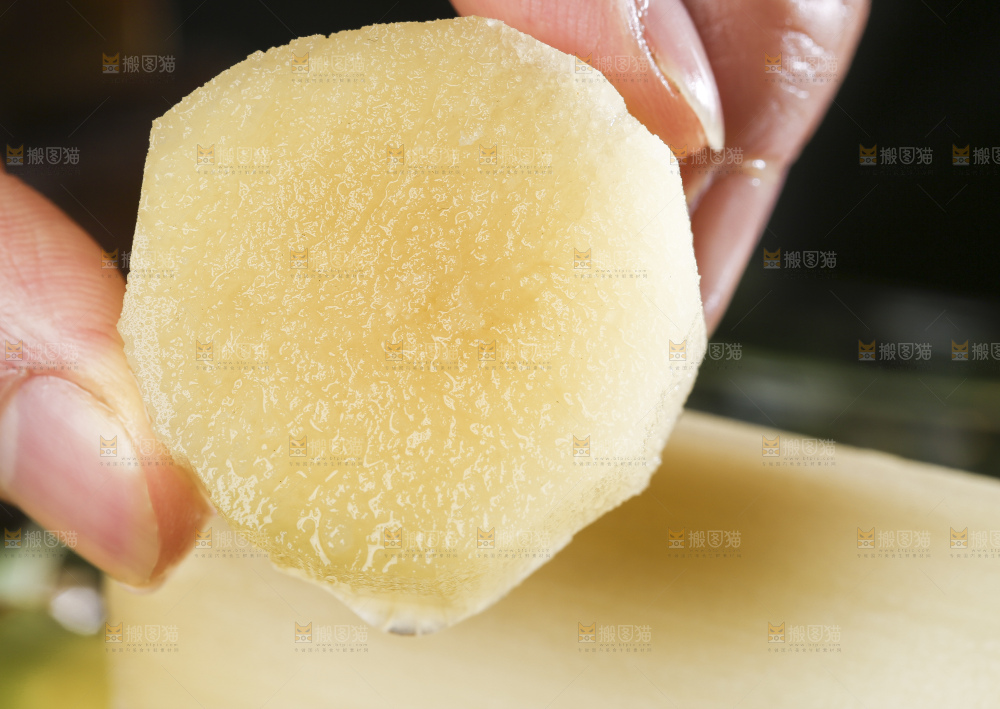 手里拿着白玉甘蔗