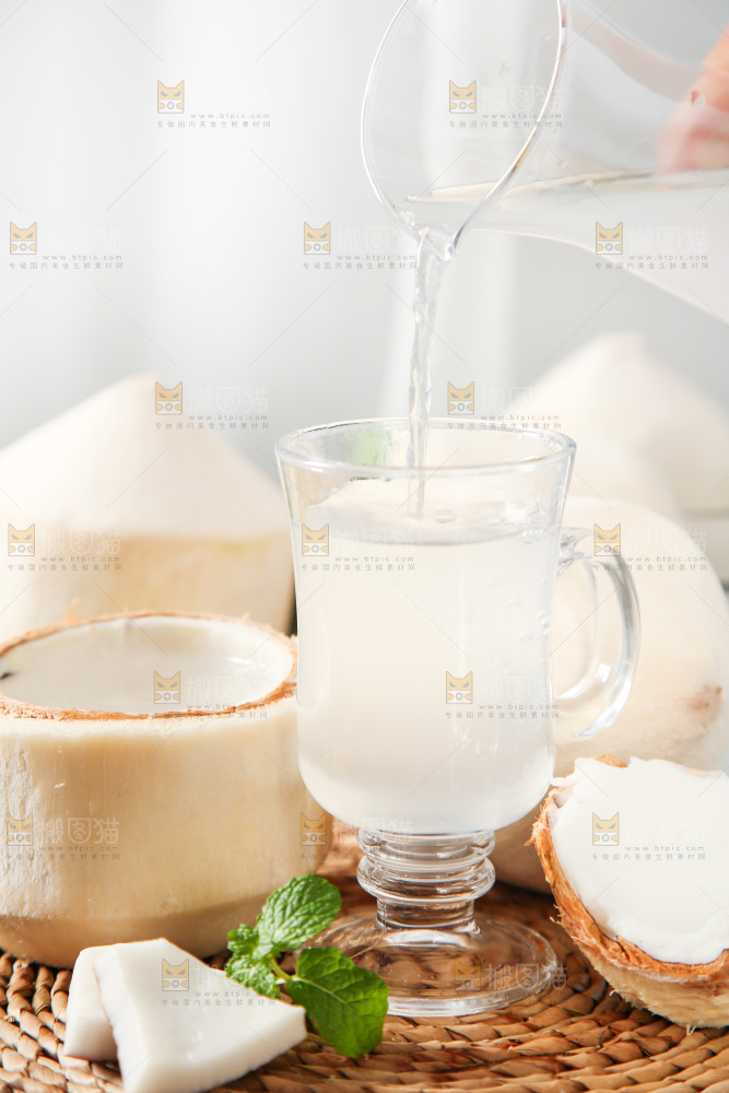 杯子里装着椰子汁