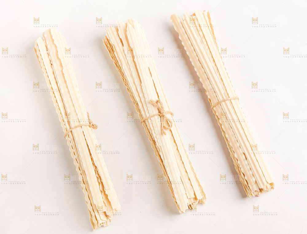 白底上摆着宽面