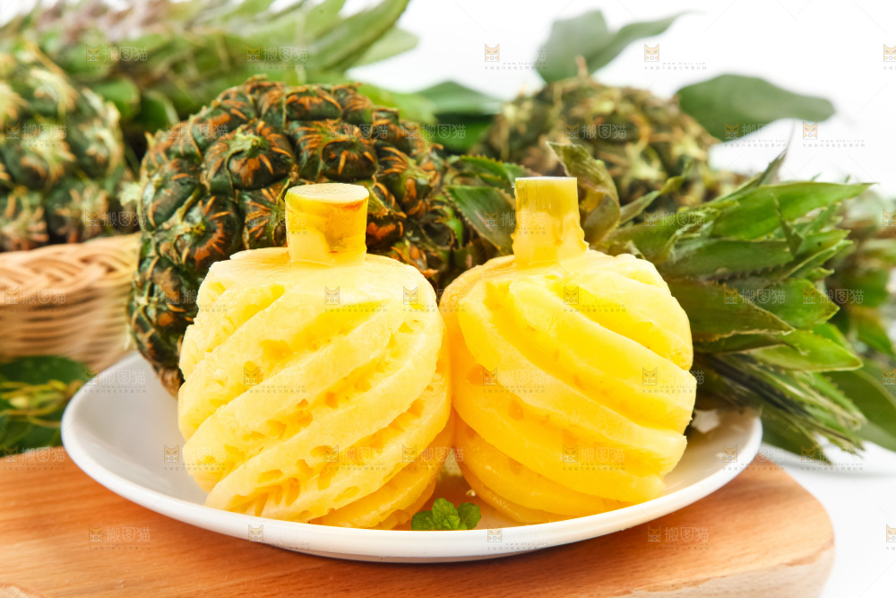 盘子里的泰国香水小菠萝