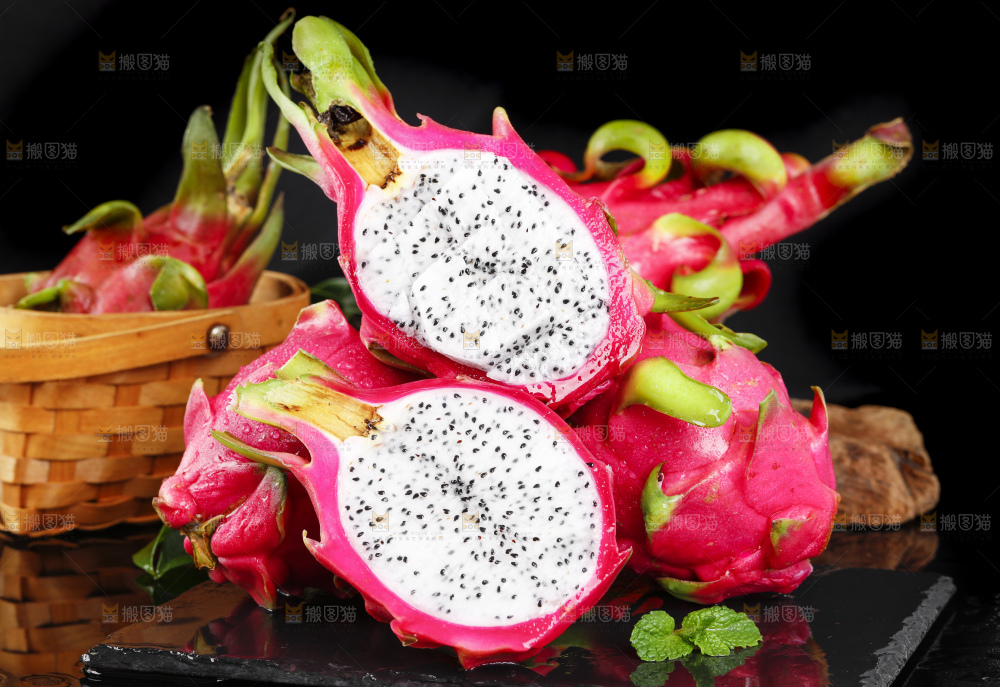黑石板上的云南白心火龙果