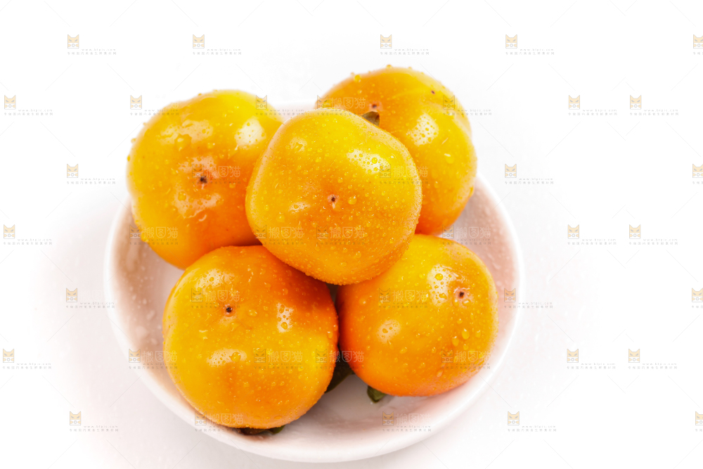 盘子里装着大柿子