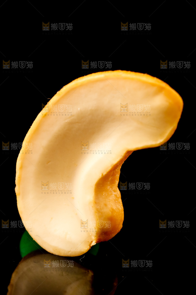 黑底上放着炭烧腰果