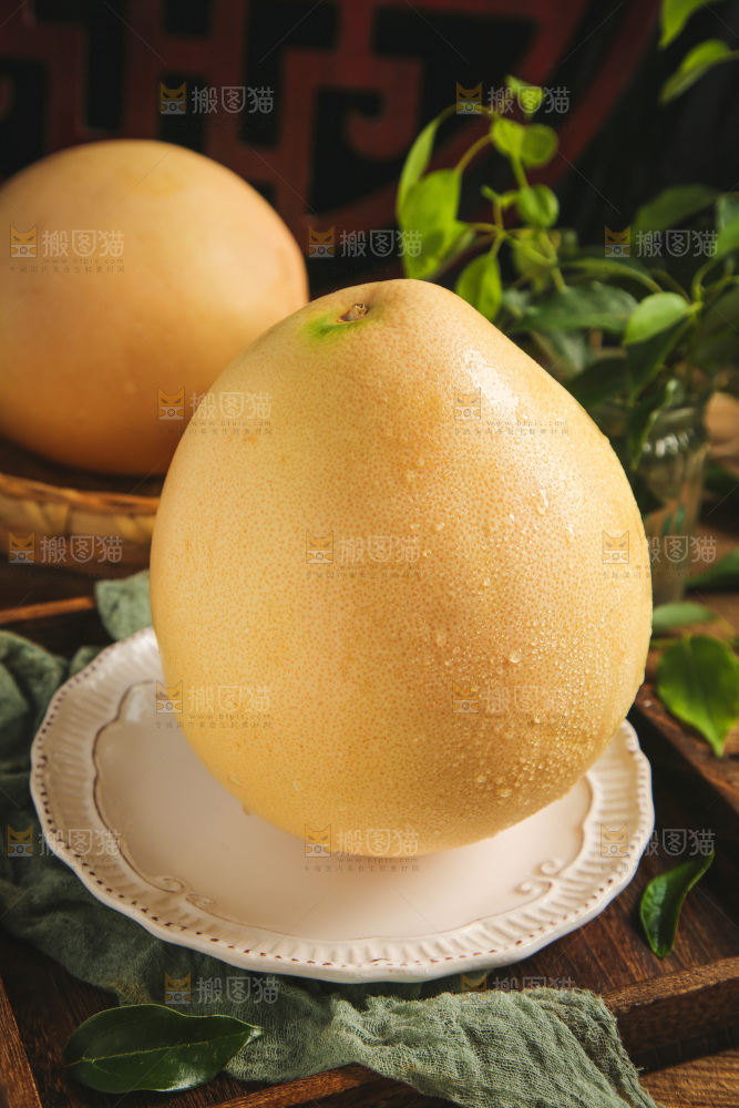 深底上放着红柚