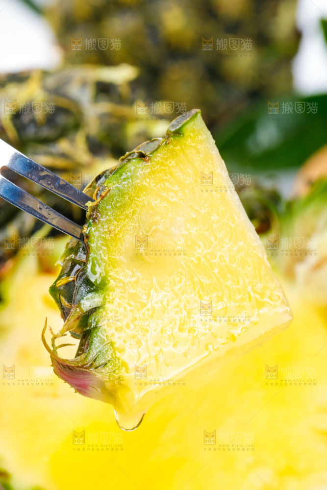 叉子上叉着小菠萝果肉