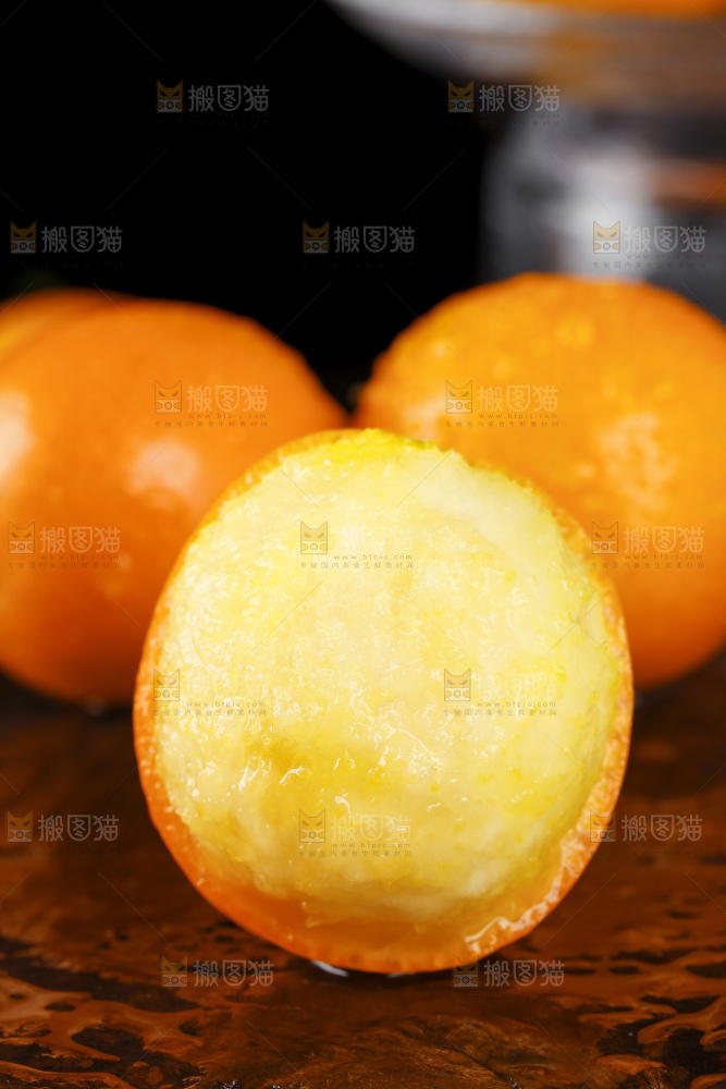 黑底上的小金桔