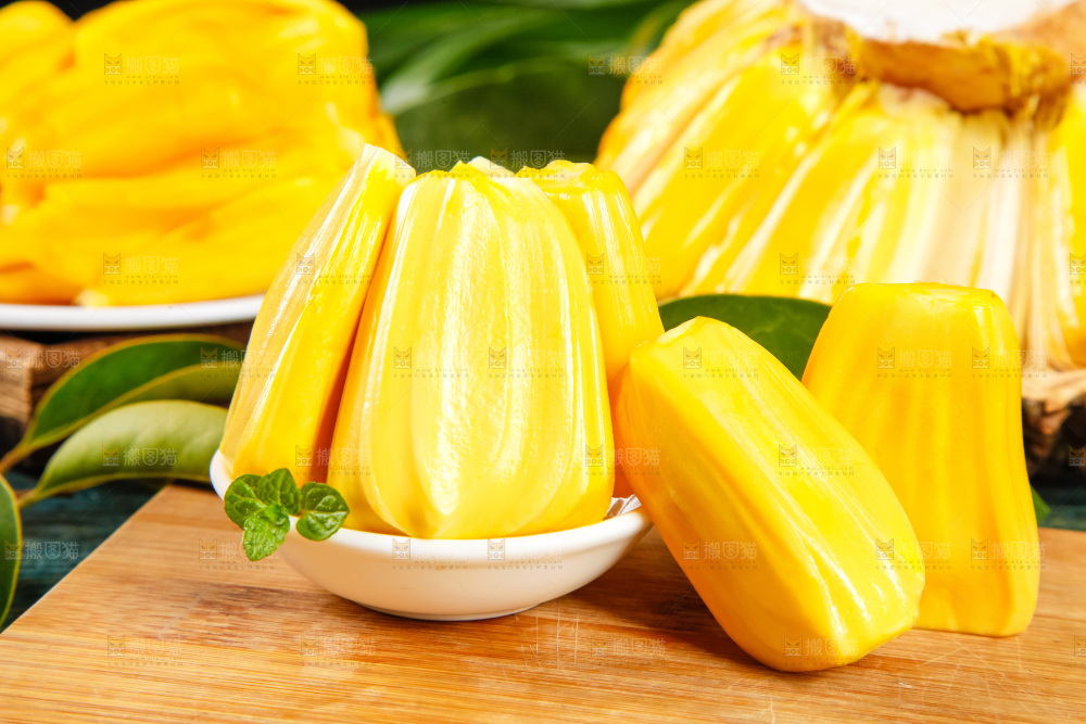 木板上摆放着黄肉菠萝蜜