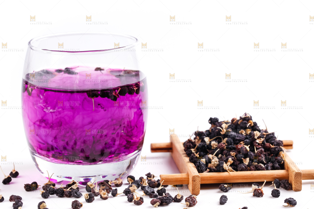 杯子里装着黑枸杞茶