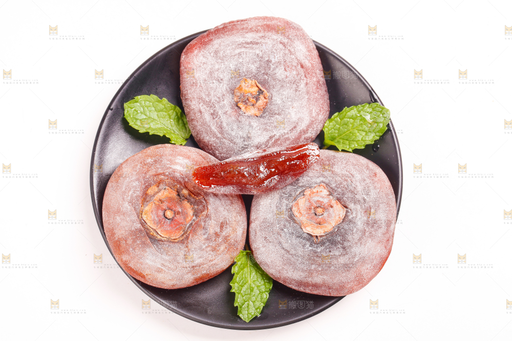 盘子里装着干柿饼