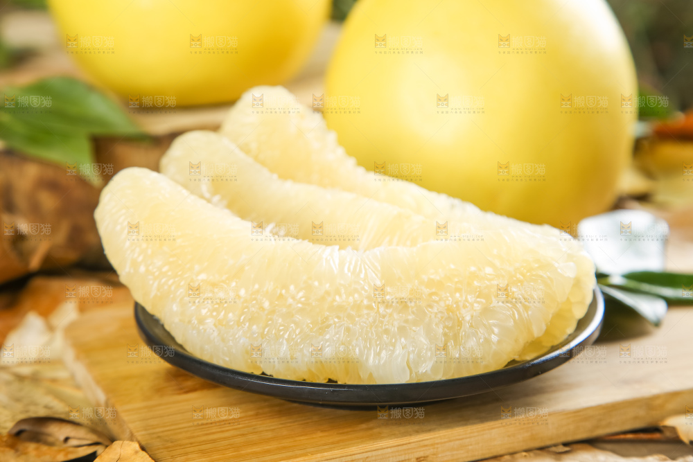 盘子里装着柚子果肉