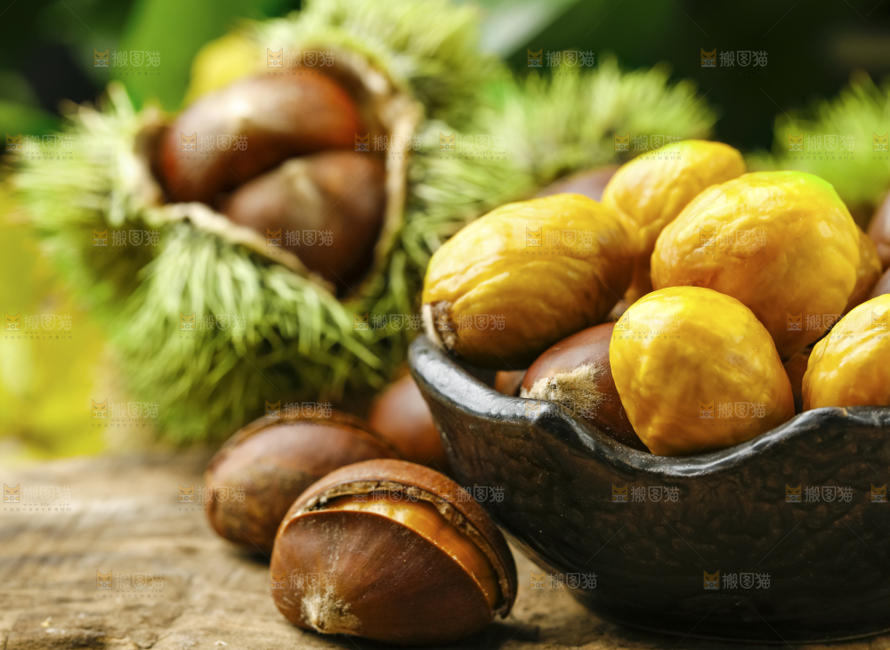 深底上放着新鲜板栗