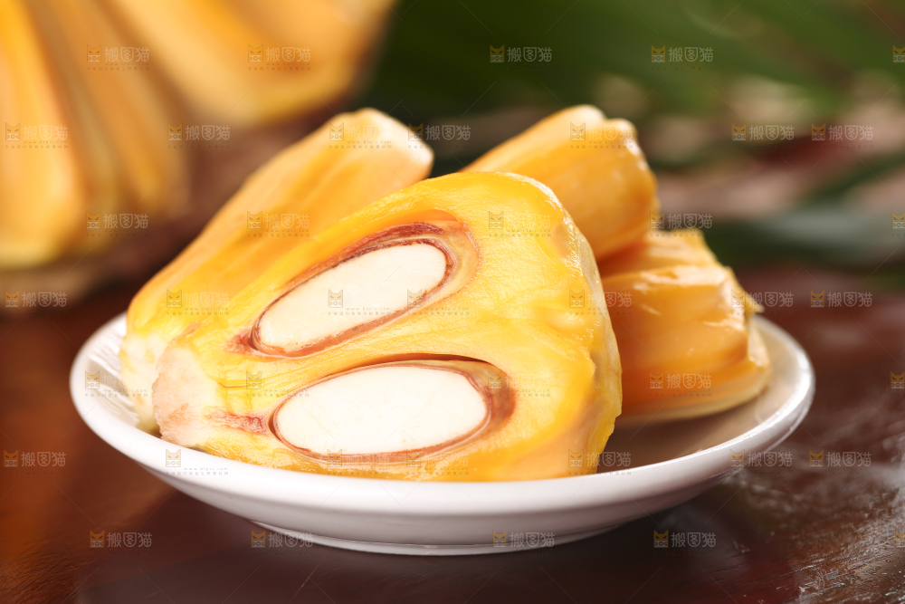 盘子里装着红心菠萝蜜