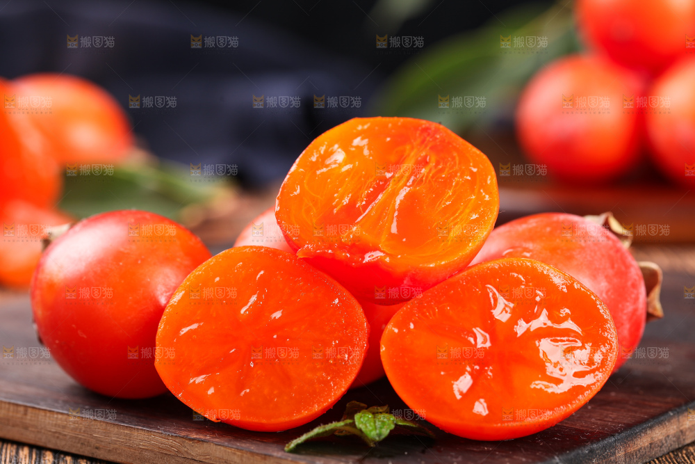 木板上的小柿子