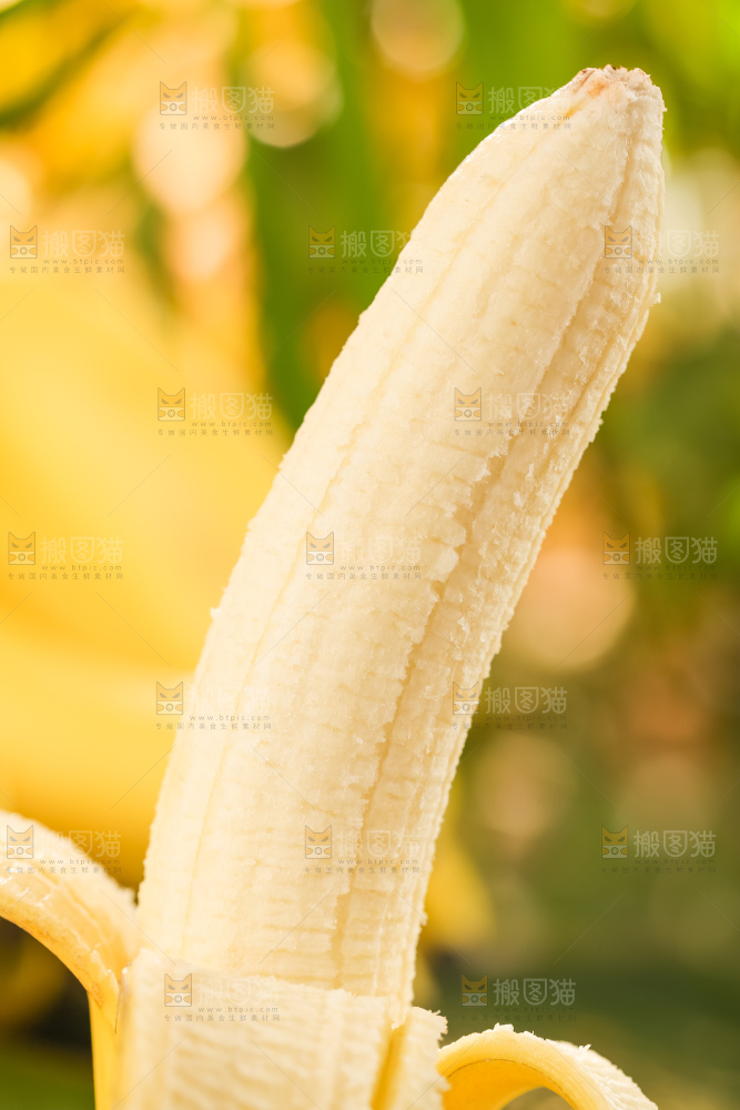 黑石板上的黄皮香蕉