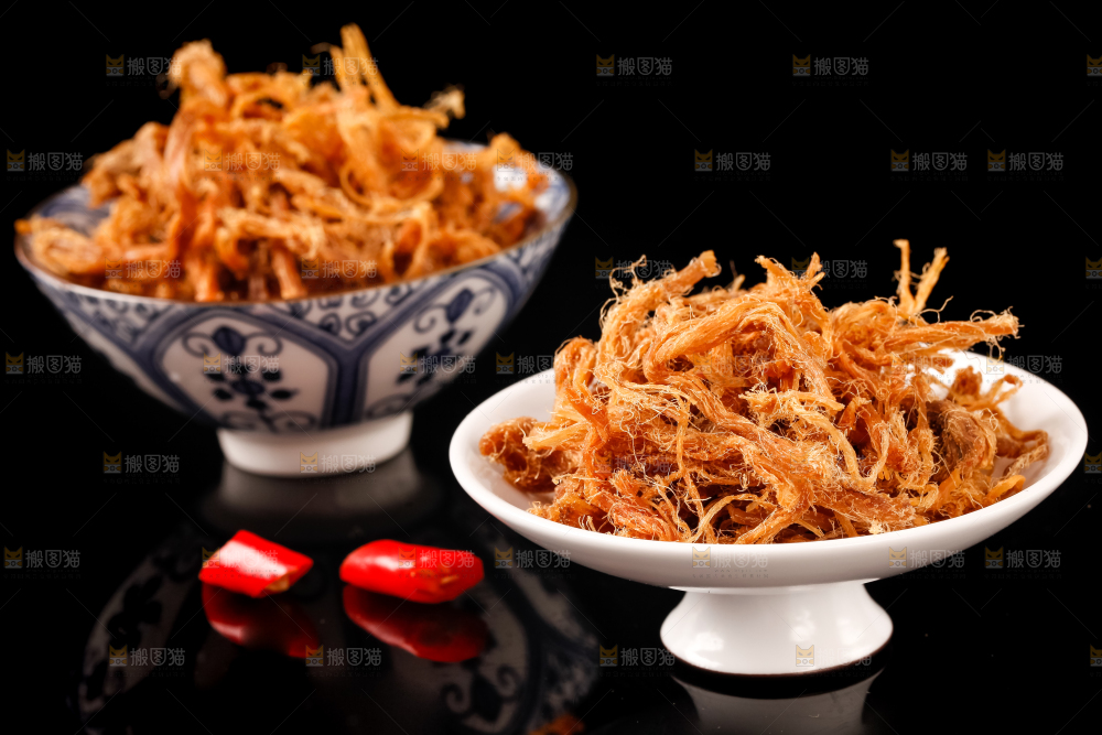 黑底上放着手撕肉干