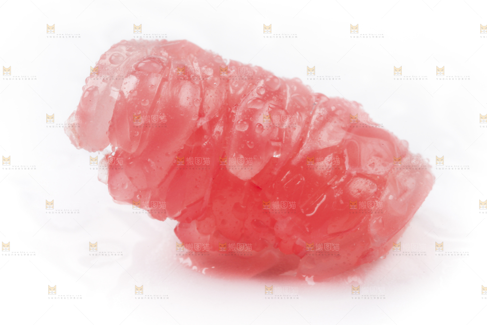 白底上放着红柚果肉