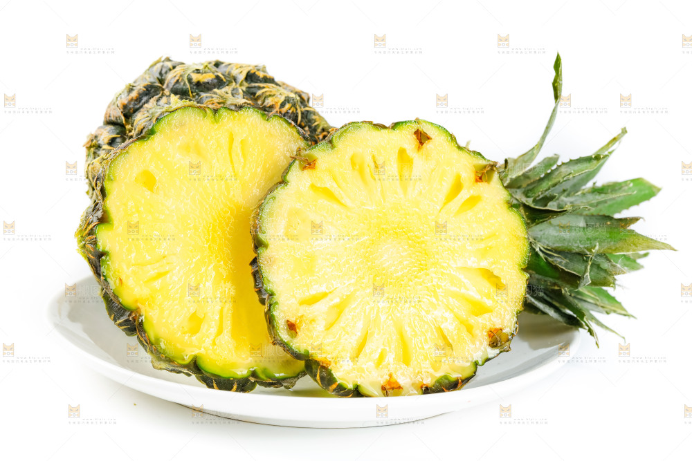 盘子里的泰国去皮小菠萝