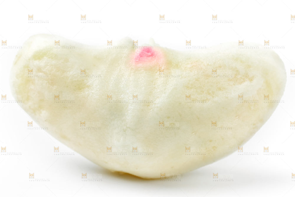 浅底上的新鲜菱角