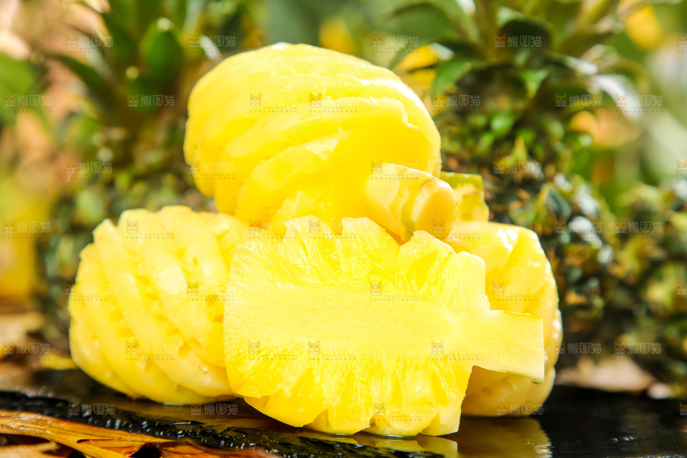 黑石板上的新鲜小菠萝