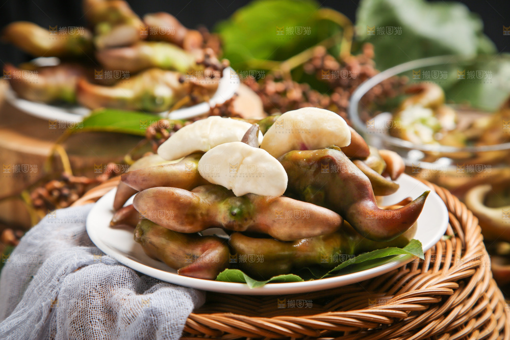 盘子里的菱角