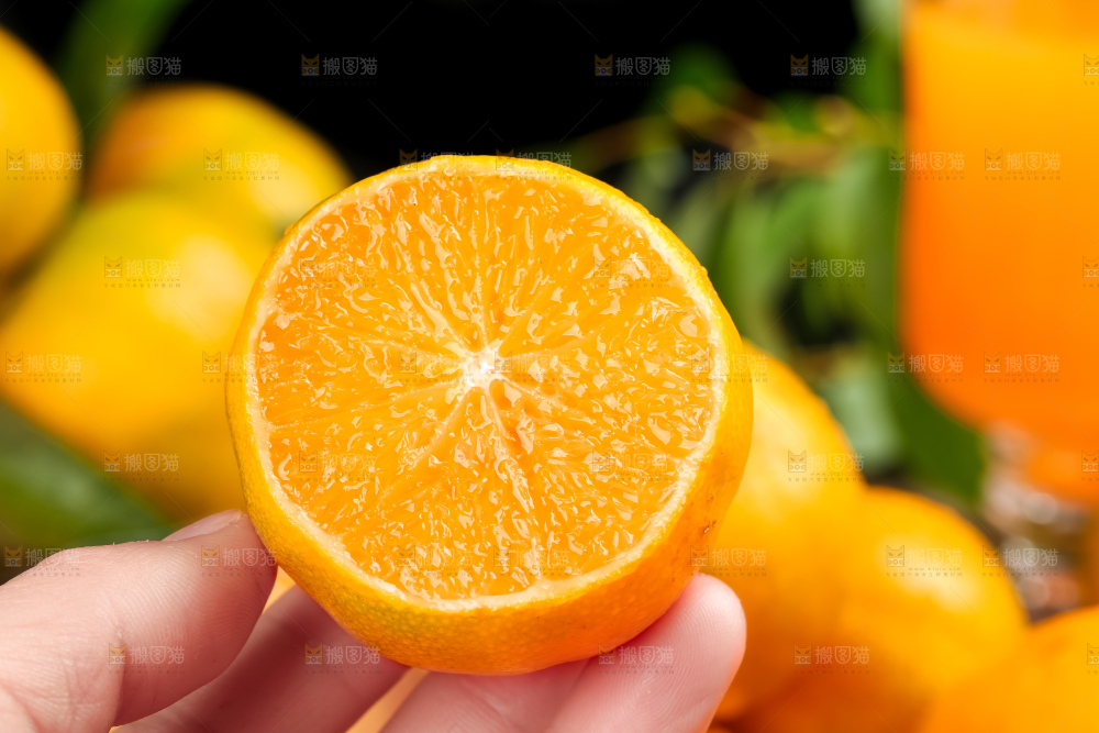 手上拿着半边皇帝柑果肉