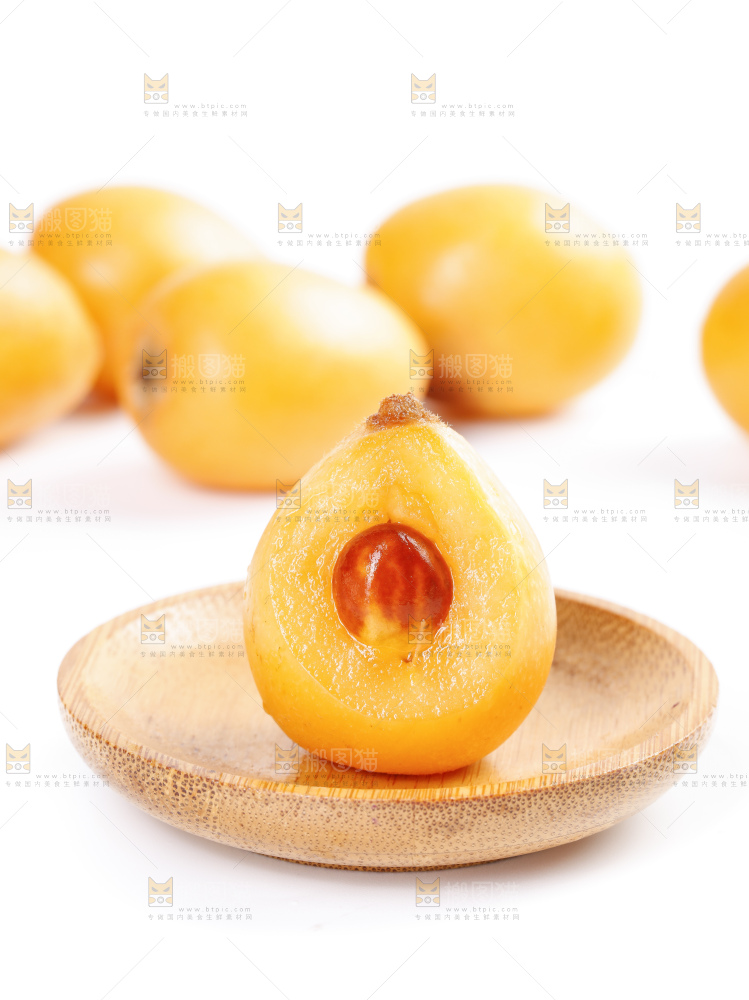 白底上放着攀枝花米易枇杷