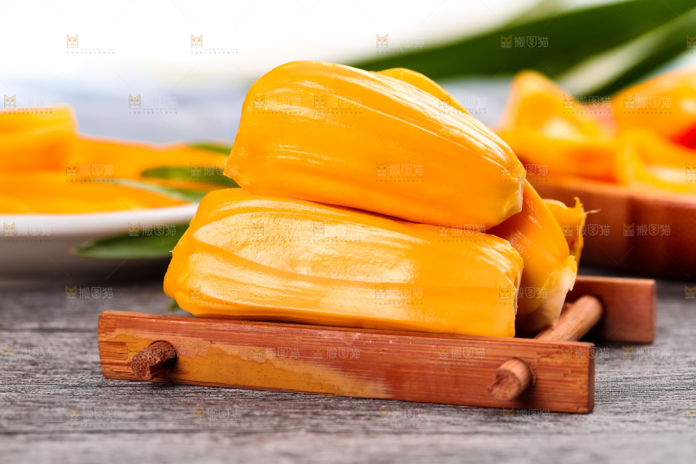 木板上放着红肉菠萝蜜