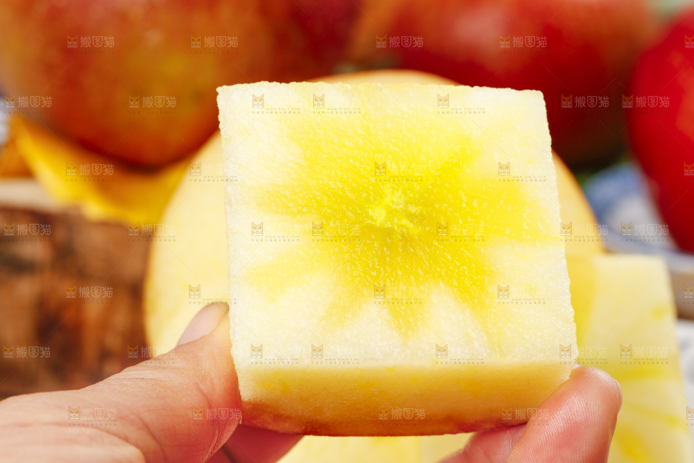 手里拿着新鲜丑苹果