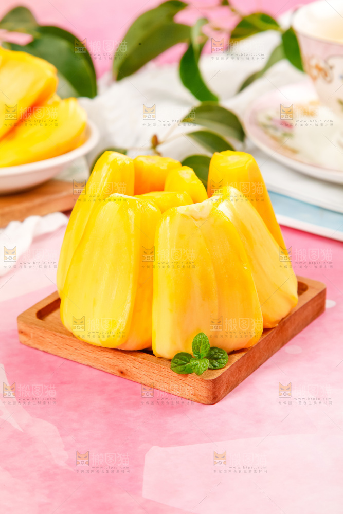盘子里的新鲜菠萝蜜