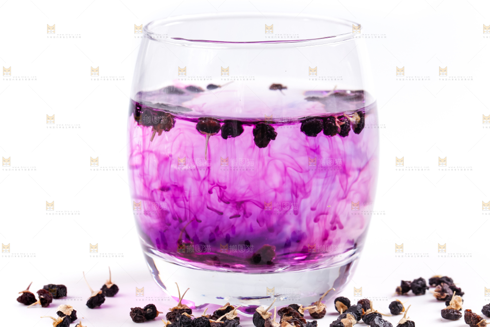 杯子里装着黑枸杞茶