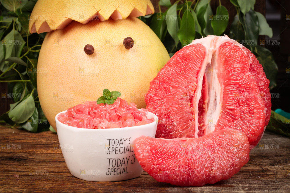 木板上的红柚果肉