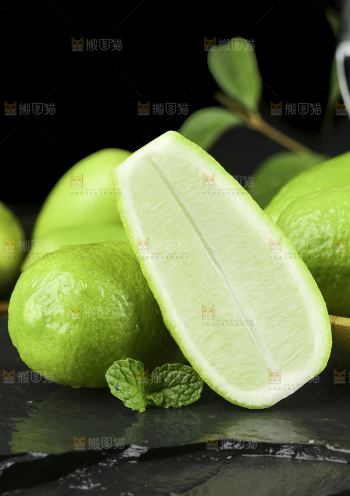 黑石板上的无籽香水柠檬