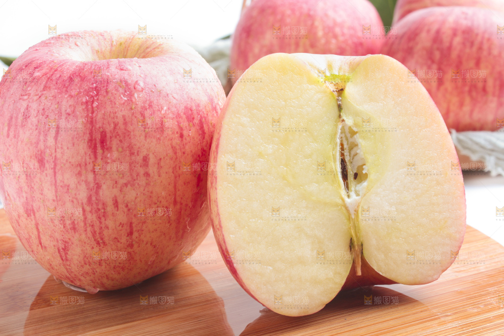 木底上的红苹果