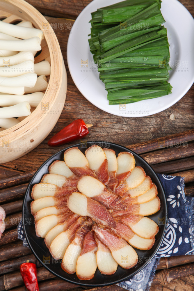 盘子里装着腊肉