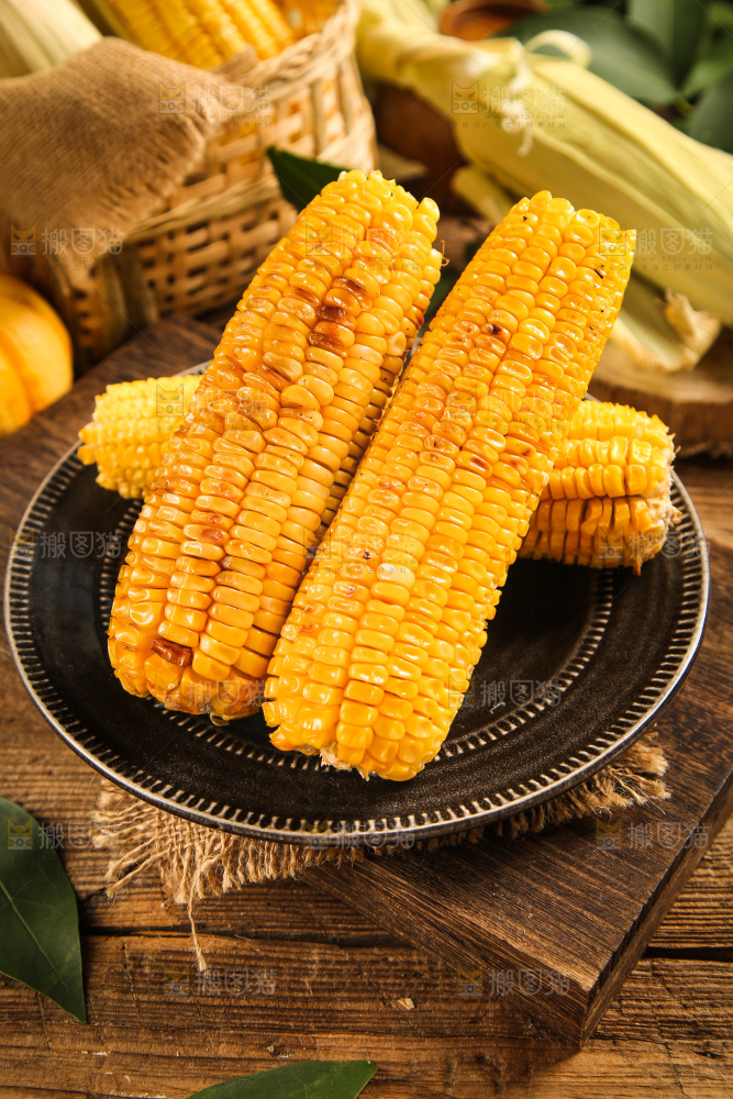 盘子里装烤玉米