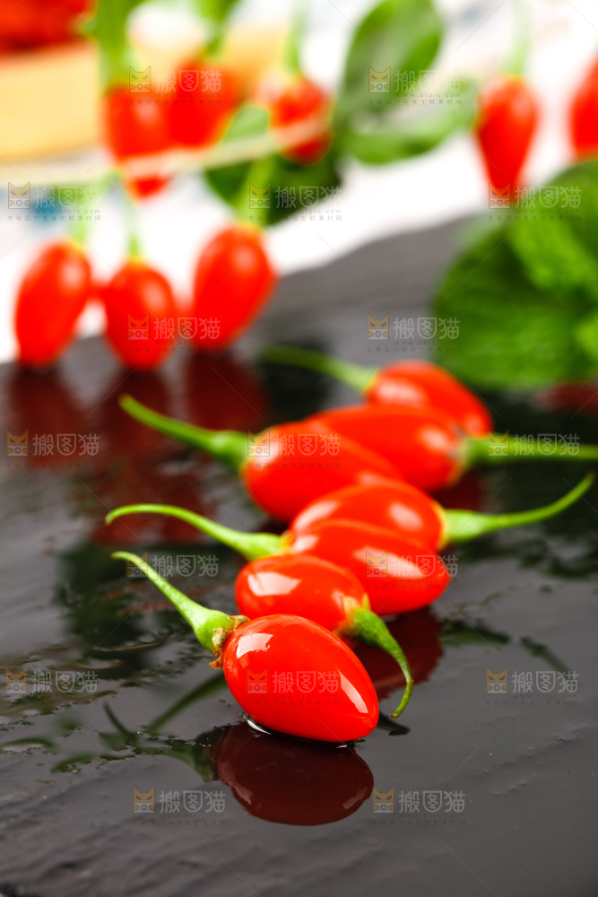 深底上放着枸杞鲜果