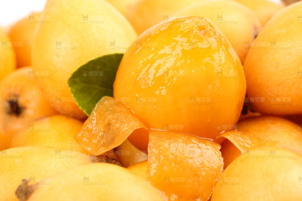 白底上放着攀枝花米易枇杷