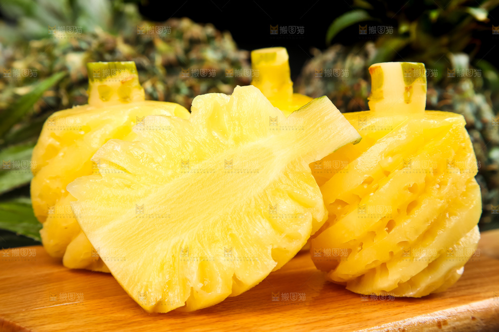 木板上的泰国迷你小菠萝