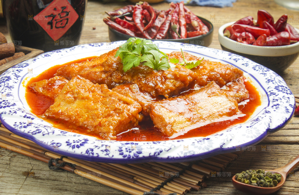 盘子里装着香煎带鱼