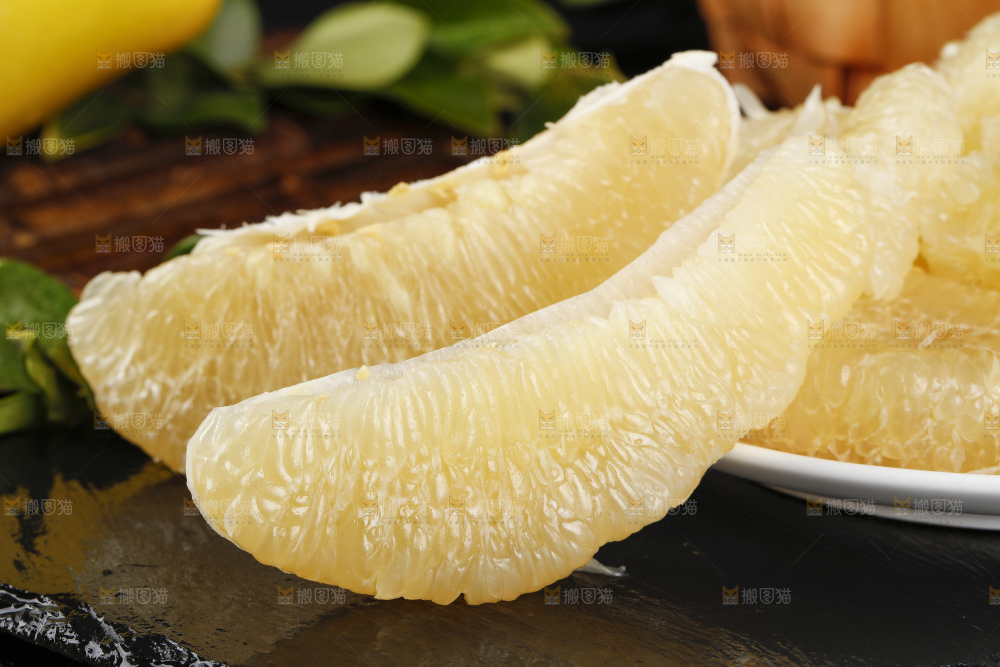 盘子里装着柚子果肉
