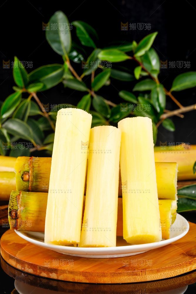 木板上摆放着黄皮甘蔗
