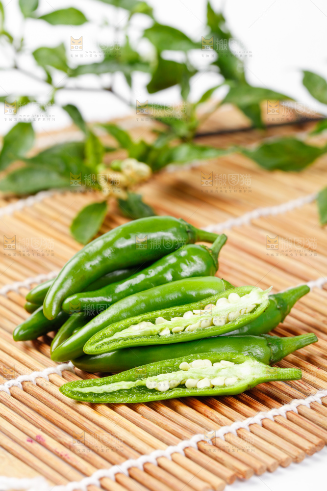 竹底上摆放着青米椒